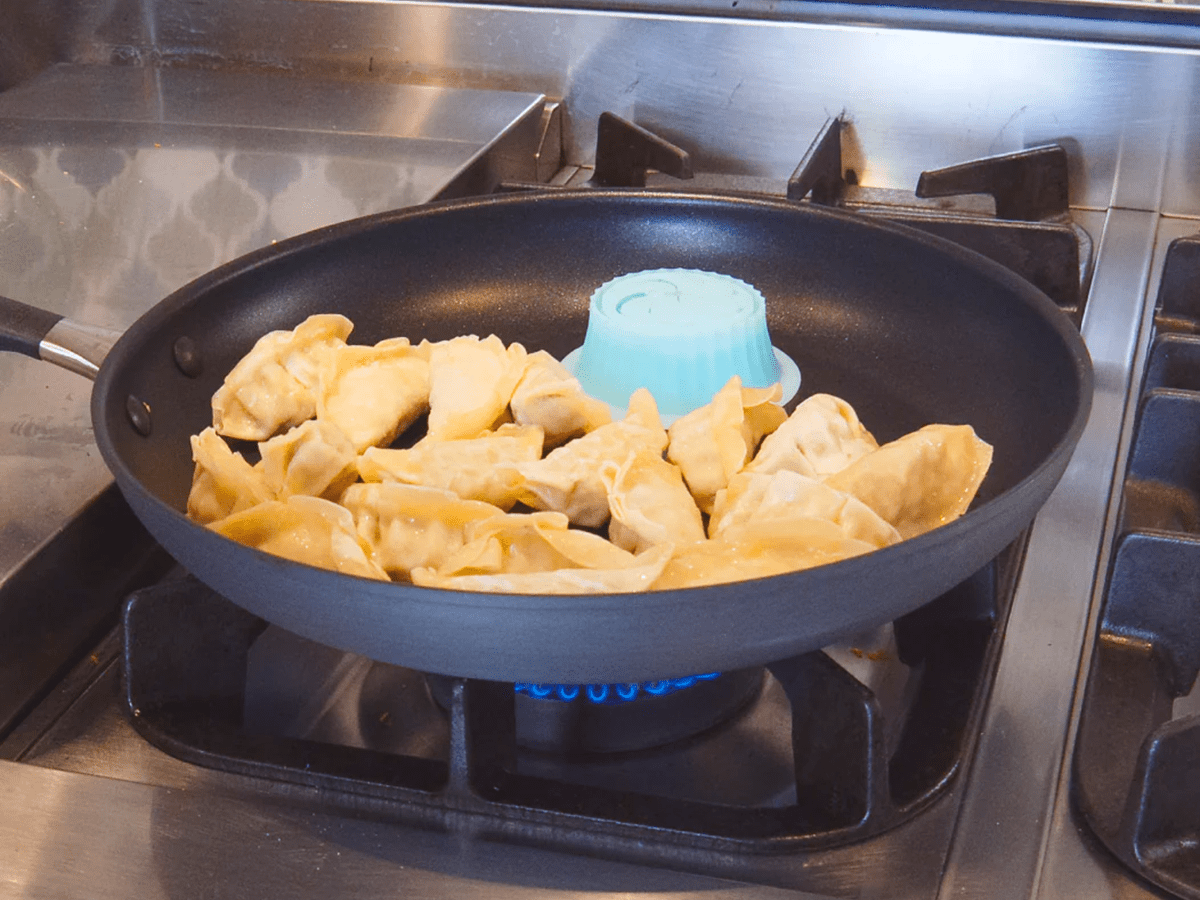 Pacuzzi Silicone Skillet Steamer + Bakers Mat